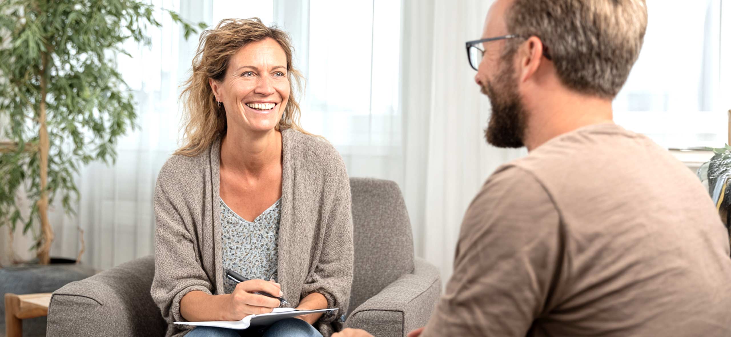 Headerbild zum Thema Kommunikation in der systemischen Therapie mit zwei sprechenden Personen, die systemische Dialog- und Austauschprozesse symbolisieren.