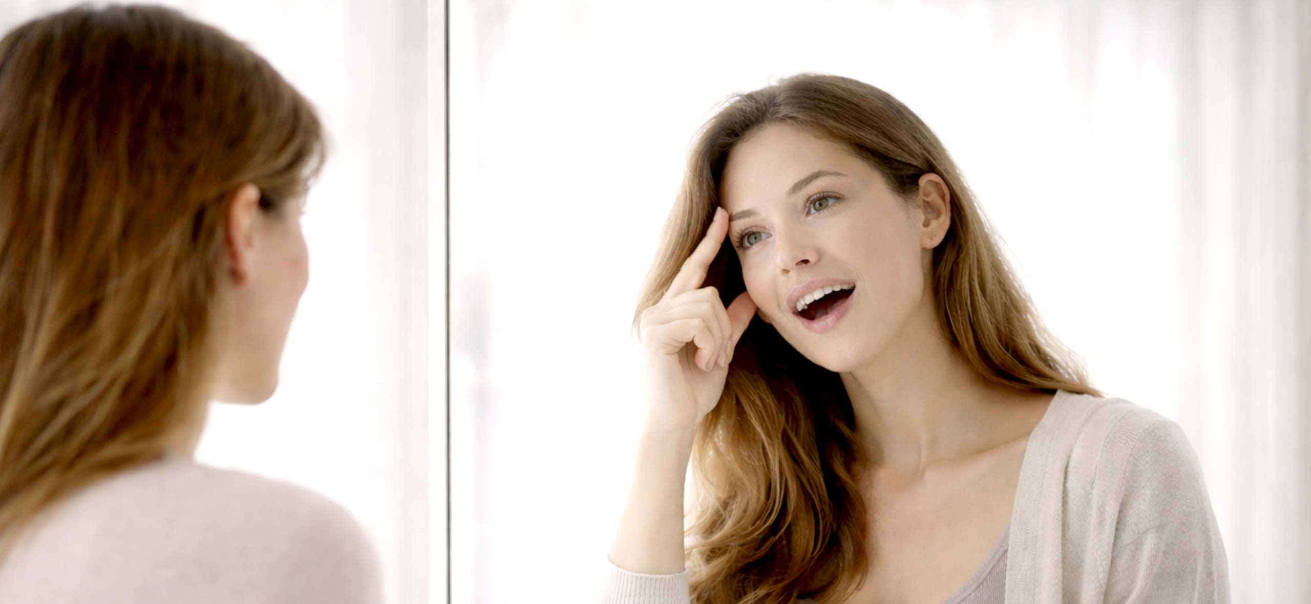 Person in Reflexion – symbolisch für Selbsterfahrung in der systemischen Therapie