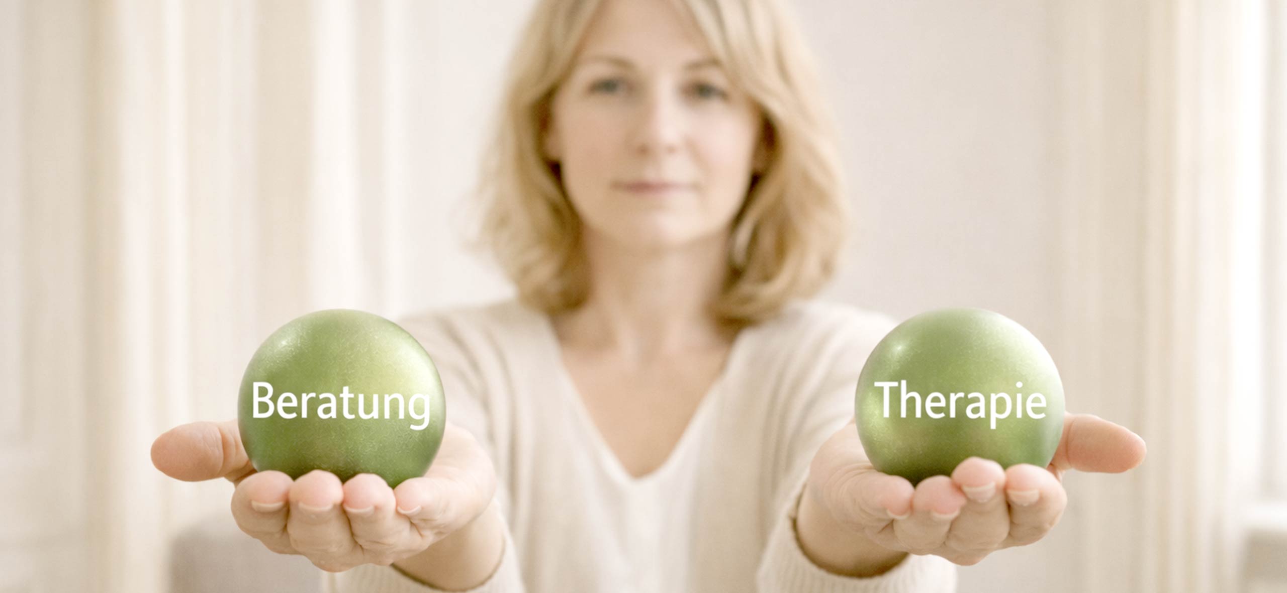 Weggabelung als Symbol für die Entscheidung zwischen Beratung und Therapie