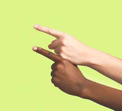 Zwei Hände, die in entgegengesetzte Richtungen zeigen, vor einem hellgrünen Hintergrund - Symbol für die Beantragung einer AFS-Zertifizierung.