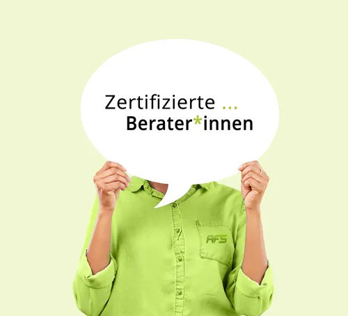 Person hält ein Schild mit der Aufschrift „Zertifizierte Berater*innen“ vor ihrem Gesicht.