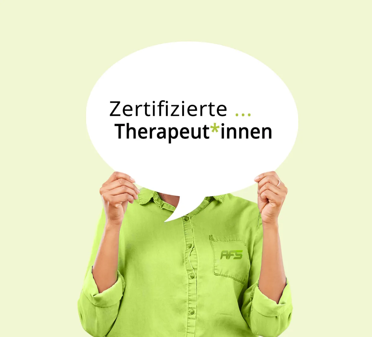 Person hält ein Schild mit der Aufschrift "Zertifizierte Therapeut*innen" vor sich, Symbol für AFS-Zertifizierung.